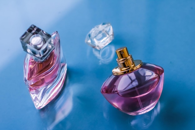 Frasco de perfume rosa em fundo brilhante perfume floral doce glamour fragrância e eau de parfum como presente de feriado e design de marca de cosméticos de beleza de luxo