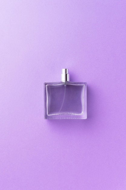 Frasco de perfume sobre fundo roxo