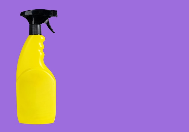 Frasco de pulverizador amarelo em fundo de banner violeta com espaço de cópia para texto