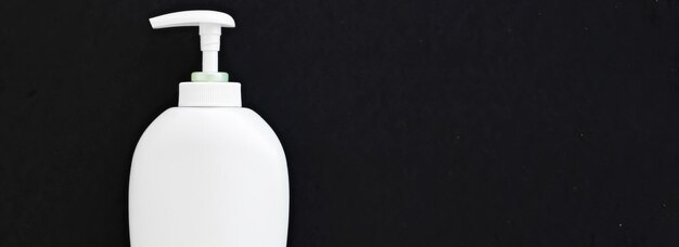 Frasco de recipiente cosmético de rótulo em branco como maquete de produto em fundo preto