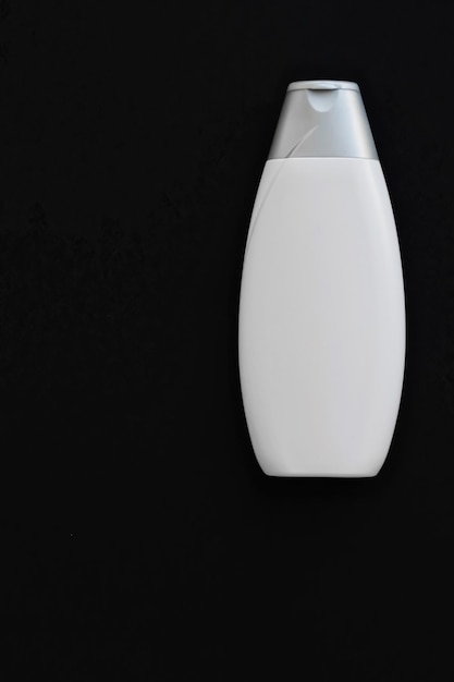 Frasco de recipiente cosmético de rótulo em branco como maquete de produto em fundo preto