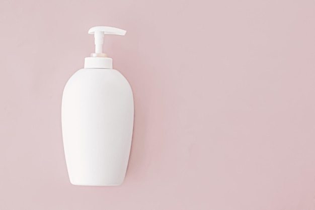 Frasco de sabonete líquido antibacteriano e desinfetante para as mãos em produtos de higiene de fundo bege e cuidados de saúde