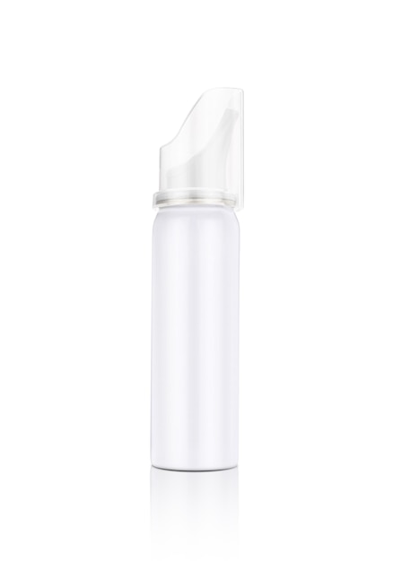 Frasco de spray nasal branco de embalagem em branco para maquete de design de produto isolado no fundo branco com traçado de recorte