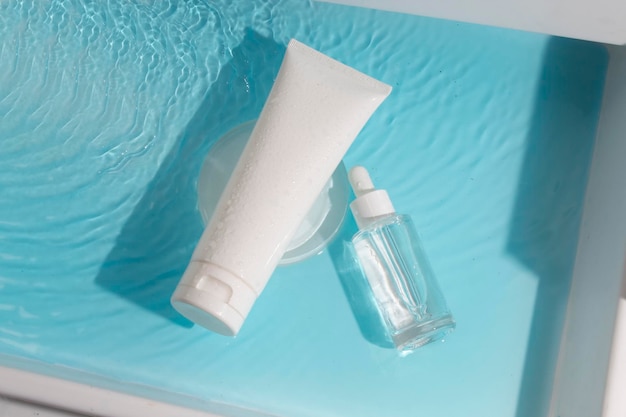 Frasco de tubo de maquete para cosméticos de cuidados com a pele com marca de produto de respingo de água tratamento de loção creme conta-gotas