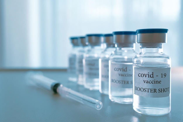 Frasco de vacina de reforço COVID-19. Conceito de medicina e cuidados de saúde