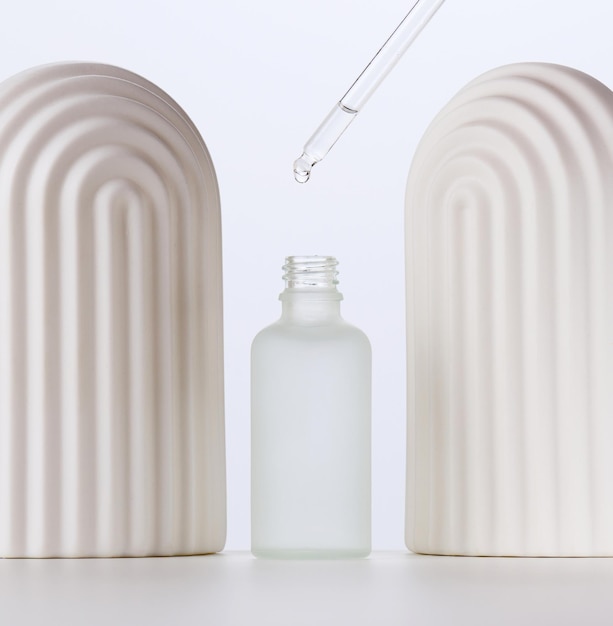 Frasco de vidro branco com pipeta para óleos cosméticos e soro publicidade e promoção de produtos