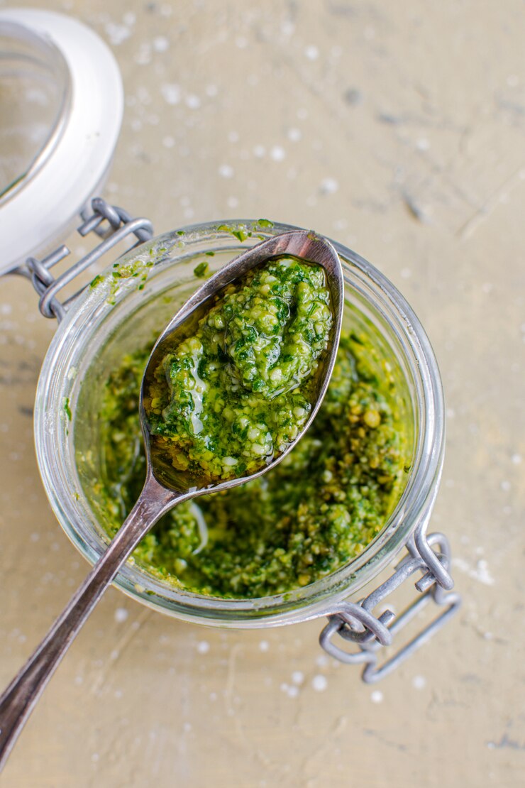Frasco de vidro com molho pesto