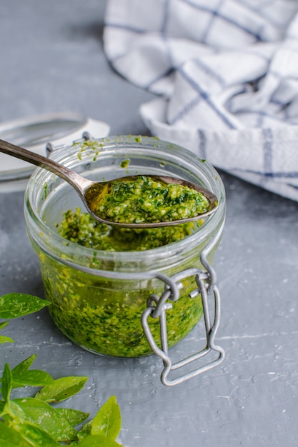 Foto frasco de vidro com molho pesto