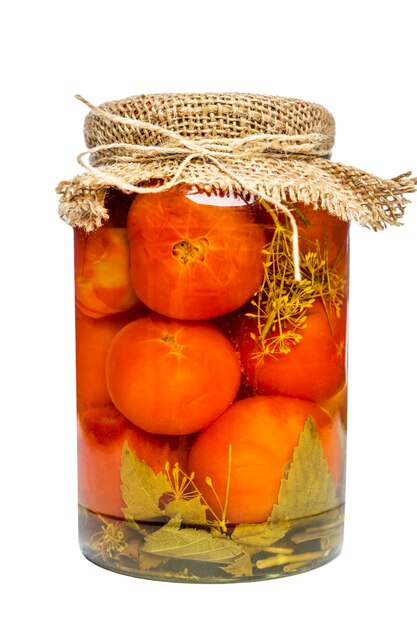 Frasco de vidro com tomates em conserva com tampa de serapilheira Preparações tradicionais para o inverno Isolado em fundo branco Vertical