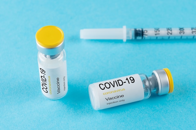 Frasco de vidro da vacina contra o coronavírus com uma seringa