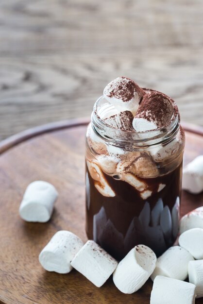 Frasco de vidro de chocolate quente com marshmallows