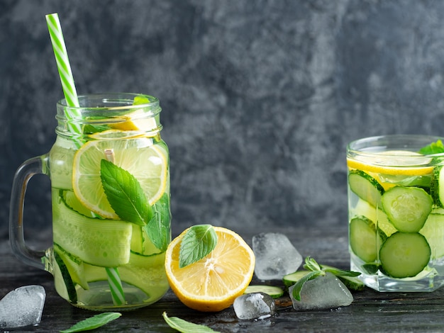 Frasco de vidro de limonada de verão com hortelã e limão e pepino água fria na dieta