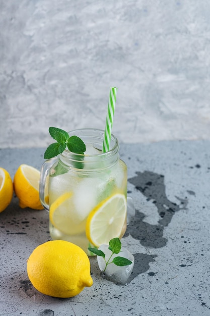 Frasco de vidro de limonada Mojito refrescante de verão com hortelã e gelo