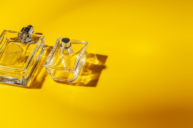 Frasco de vidro de perfume em amarelo claro. Eau de toilette