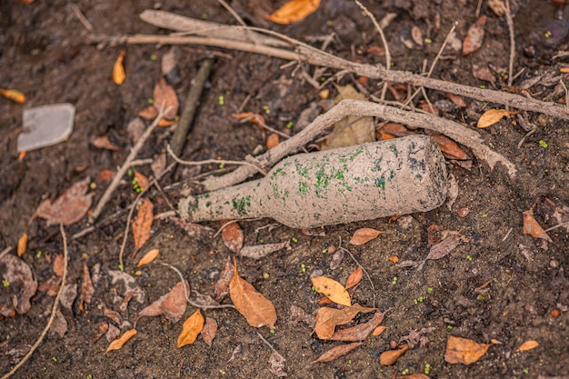 Frasco de vidro no chão em um lugar natural