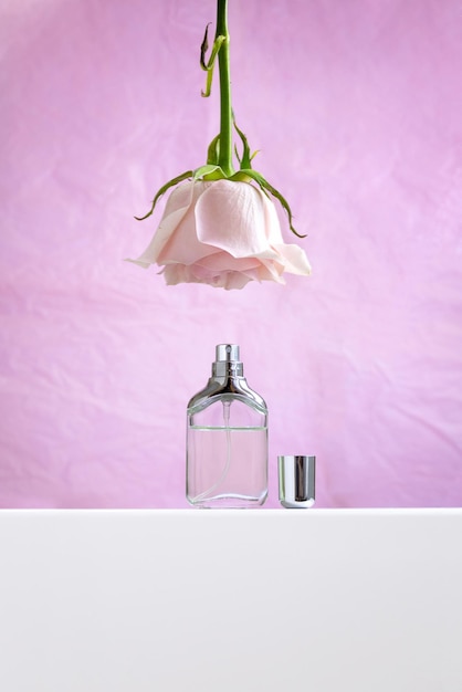 Foto frasco de vidro parfum com flores em torno do conceito minimal