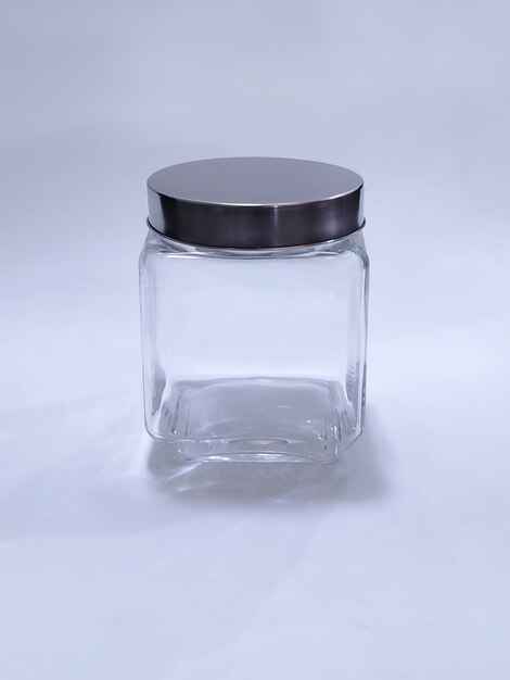 Foto frasco de vidro quadrado com tampa de metal isolado