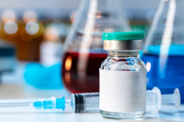 Frasco do frasco da vacina com uma seringa close-up