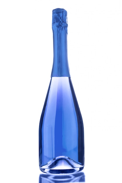 Frasco do vinho espumante azul isolado no branco. Formato vertical. Presente romântico. Fechar-se.