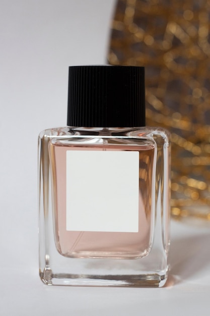 Frasco elegante de perfume feminino close-up em um fundo isolado