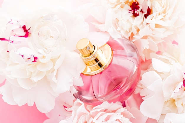 Frasco de fragancia de lujo como producto de perfume chic en el fondo del anuncio de perfume de flores de peonía y marca de belleza