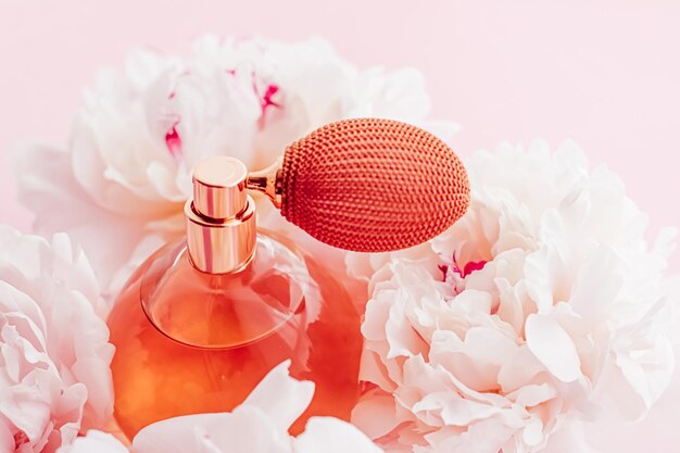 Foto frasco de fragancia vintage como producto de perfume de lujo en el fondo del anuncio de perfume de flores de peonía y marca de belleza