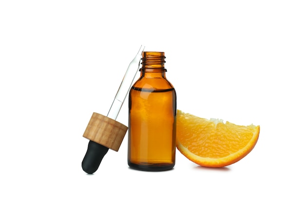 Frasco gotero con aceite y naranja aislado en el cuadro blanco