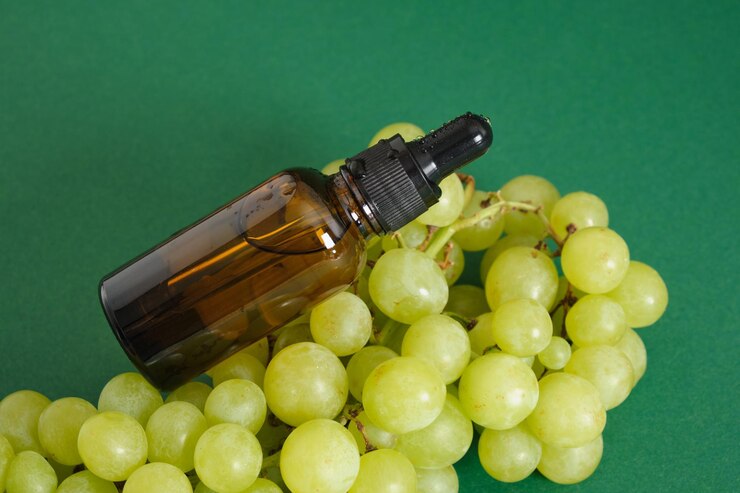 Foto frasco gotero de vidrio ámbar y uva verde