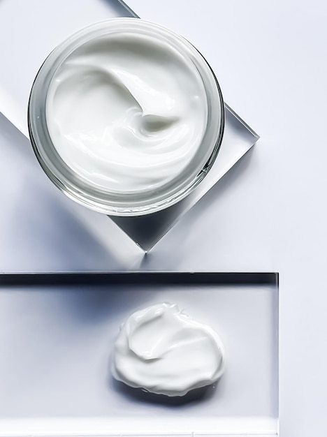 Frasco hidratante de creme facial e amostra de produto na ciência cosmética de beleza e cuidados com a pele de vidro