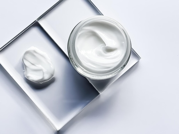 Frasco hidratante de creme facial e amostra de produto na ciência cosmética de beleza e cuidados com a pele de vidro