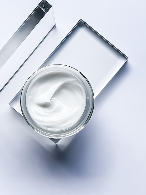 Frasco hidratante de creme facial e amostra de produto na ciência cosmética de beleza e cuidados com a pele de vidro
