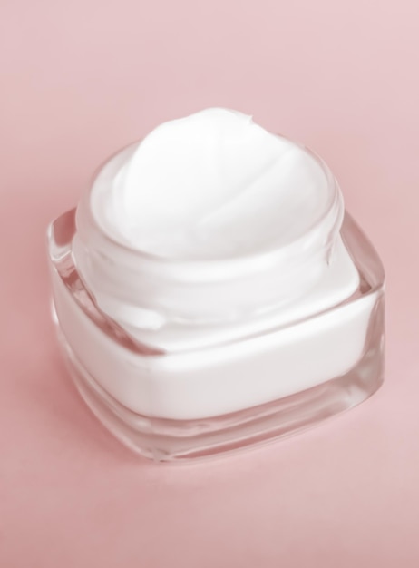 Frasco hidratante de creme facial em fundo bege loção hidratante para cuidados com a pele e cosméticos antiidade de emulsão de elevação para marca de cuidados com a pele de beleza de luxo