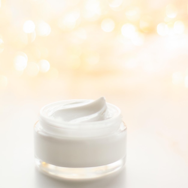 Frasco hidratante de creme facial em fundo de brilho de férias, cuidados hidratantes com a pele como cosméticos antiidade de emulsão de elevação para marca de cuidados com a pele de beleza de luxo