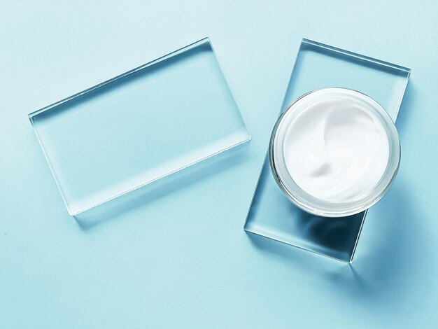 Frasco hidratante de creme facial em vidro e fundo de hortelã, produto de beleza e ciência cosmética de cuidados com a pele