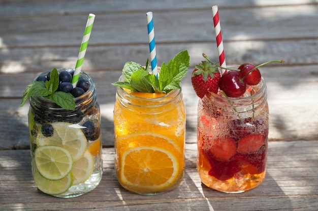 Foto frasco de limonada fresca con frutas y bayas de verano