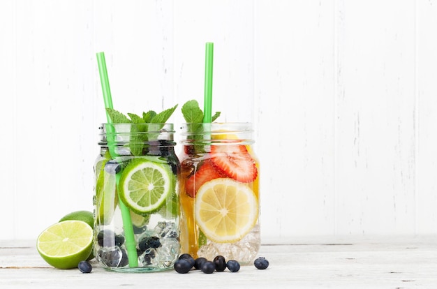 Un frasco de limonada con frutas y bayas de verano, con espacio para el texto.