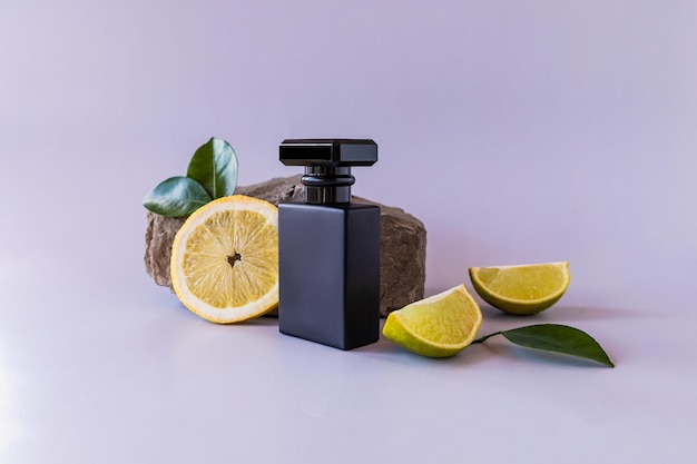 Frasco negro mate con producto natural cosmético o perfume sobre fondo gris y presentación de aroma de piedra natural