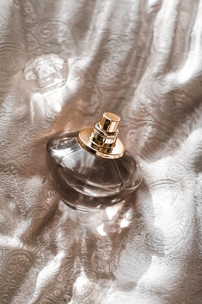 Frasco de perfume con aroma floral aromático fragancia de lujo