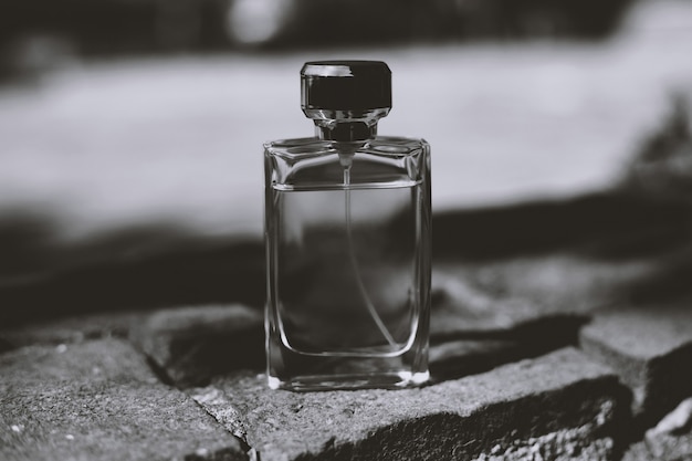 Foto frasco de perfume en blanco y negro