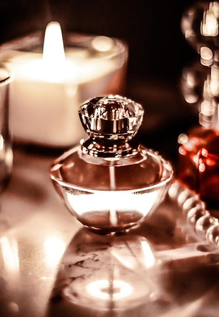 Frasco de perfume y fragancia vintage en el tocador de glamour por la noche joyas de perlas y eau de parfum como regalo de vacaciones marca de belleza de lujo presente