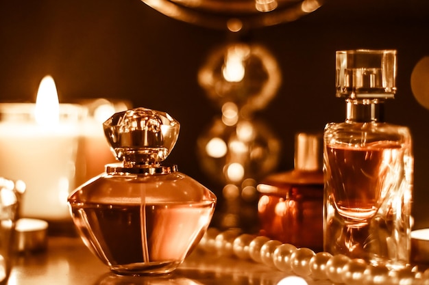 Frasco de perfume y fragancia vintage en el tocador de glamour por la noche joyas de perlas y eau de parfum como regalo de vacaciones marca de belleza de lujo presente