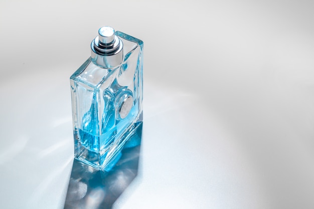 Frasco de perfume masculino con reflejos.