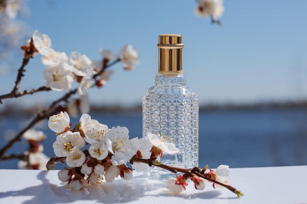 frasco de perfume en la naturaleza, fragancia cosmética