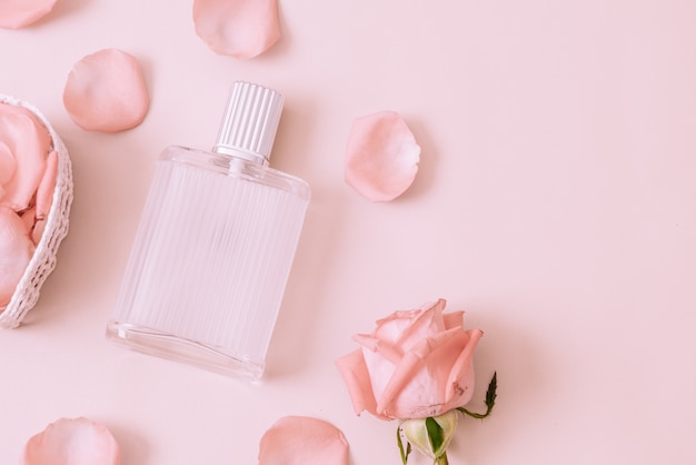 frasco de perfume con pétalo de rosa