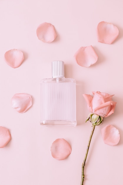 frasco de perfume con pétalo de rosa