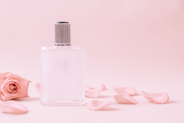 frasco de perfume con pétalo de rosa