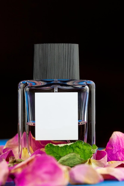 Frasco de perfume con pétalos de flores secas