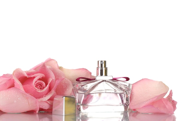 Frasco de perfume y rosa rosa aislado en blanco