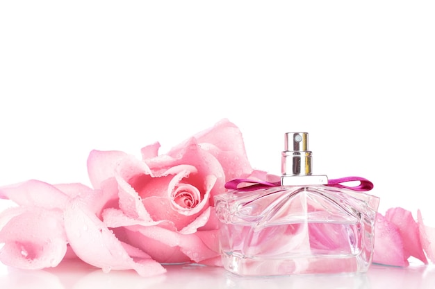 Frasco de perfume y rosa rosa sobre rosa