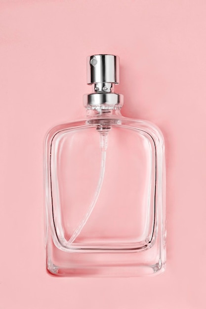 Frasco de perfume en rosa